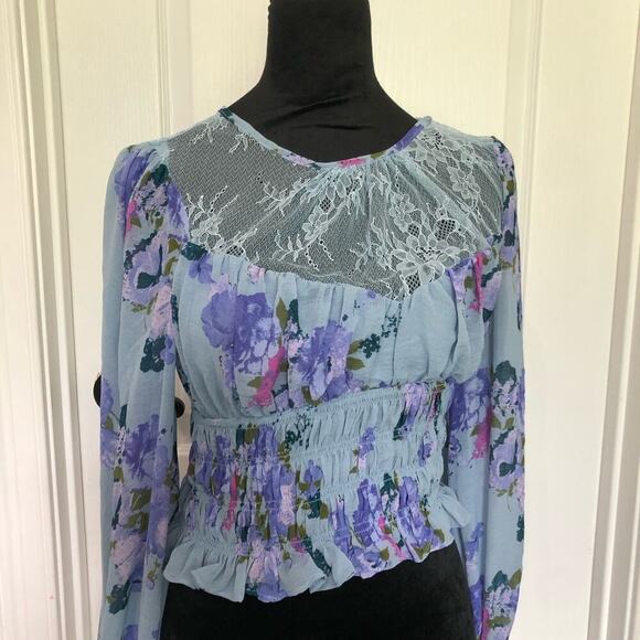 Free People Daphne Blouse in Silver Blue Floral Pattern Blue Size Small NWT - Picture 3 of 10